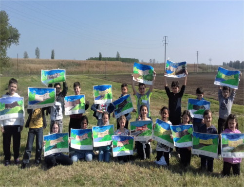 Pittura lungo l'argine per le scuole primarie 