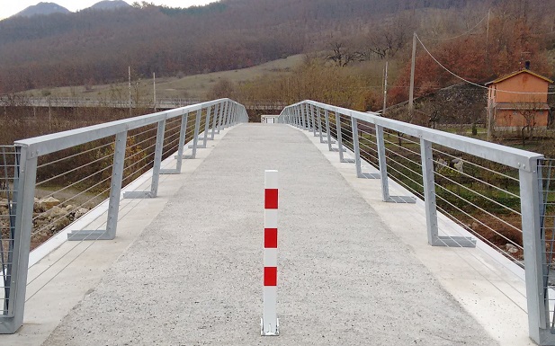 Rinasce un ponte pedonale sul fiume Reno