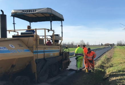 Sponda e strada rinnovate lungo il canale Calcarata a San Giorgio di Piano